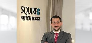 El abogado es experto en financiación de adquisiciones, financiación inmobiliaria, project y export finance